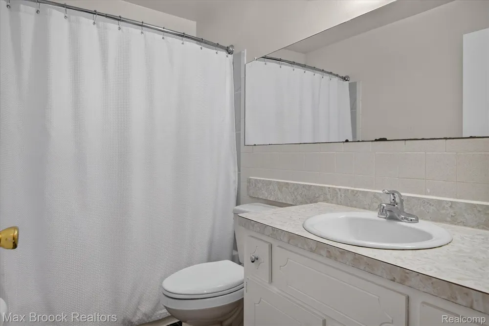 100 W Hickory Grove Road #C6 Bloomfield Charter Township, MI 48304