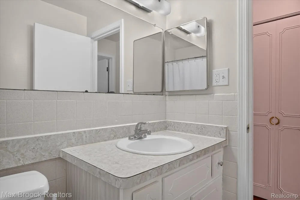 100 W Hickory Grove Road #C6 Bloomfield Charter Township, MI 48304
