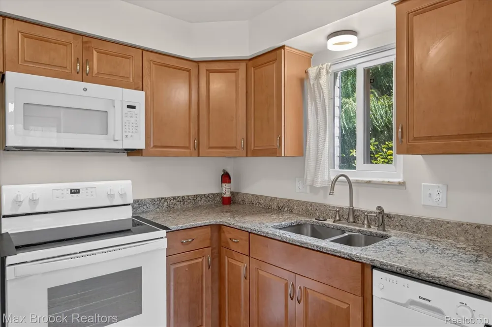 100 W Hickory Grove Road #C6 Bloomfield Charter Township, MI 48304