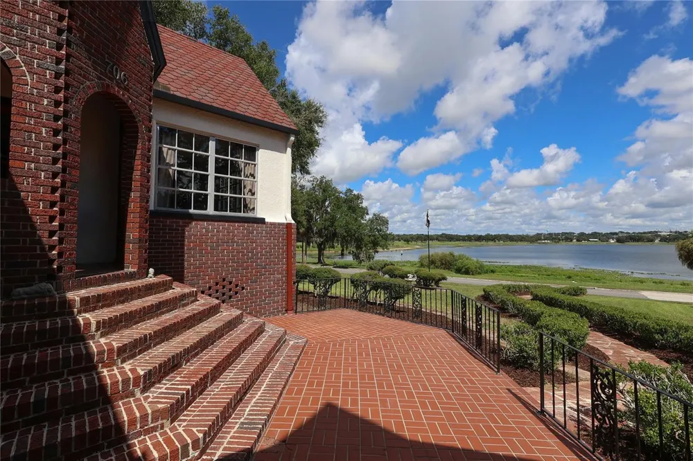 706 S LAKESHORE BOULEVARD Lake Wales, FL 33853