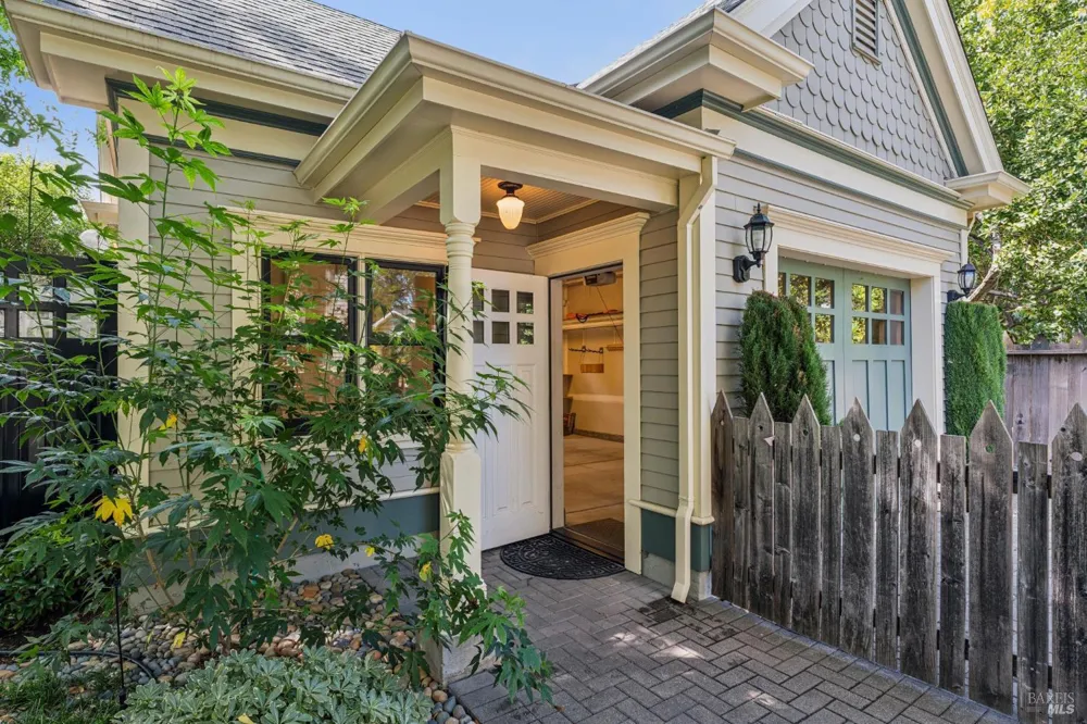 325 Fitch Street Healdsburg, CA 95448