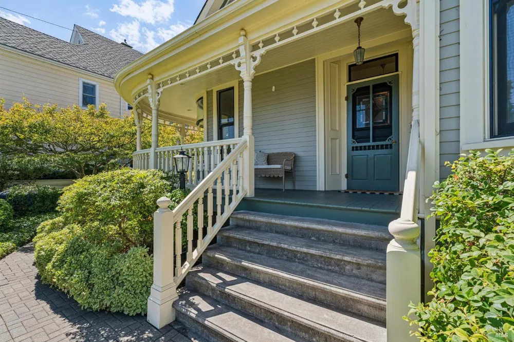325 Fitch Street Healdsburg, CA 95448