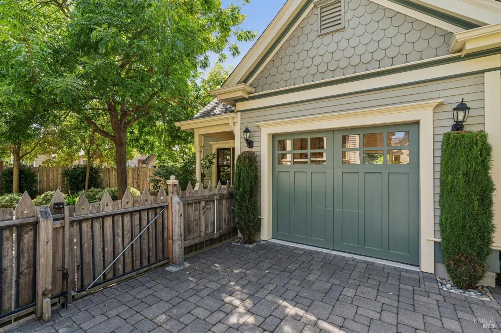 325 Fitch Street Healdsburg, CA 95448