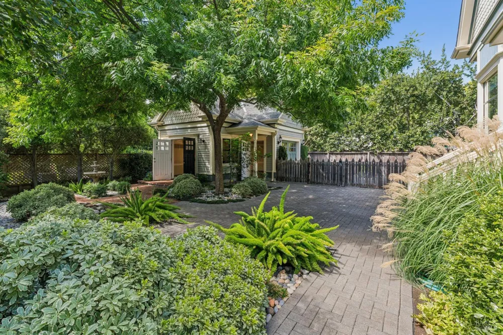 325 Fitch Street Healdsburg, CA 95448