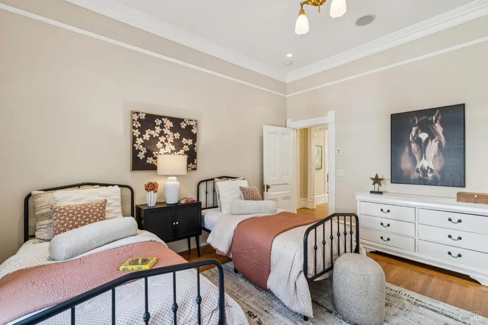 325 Fitch Street Healdsburg, CA 95448
