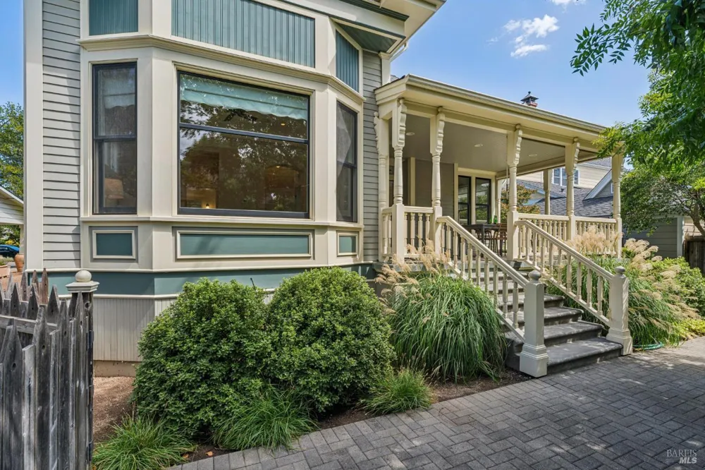 325 Fitch Street Healdsburg, CA 95448