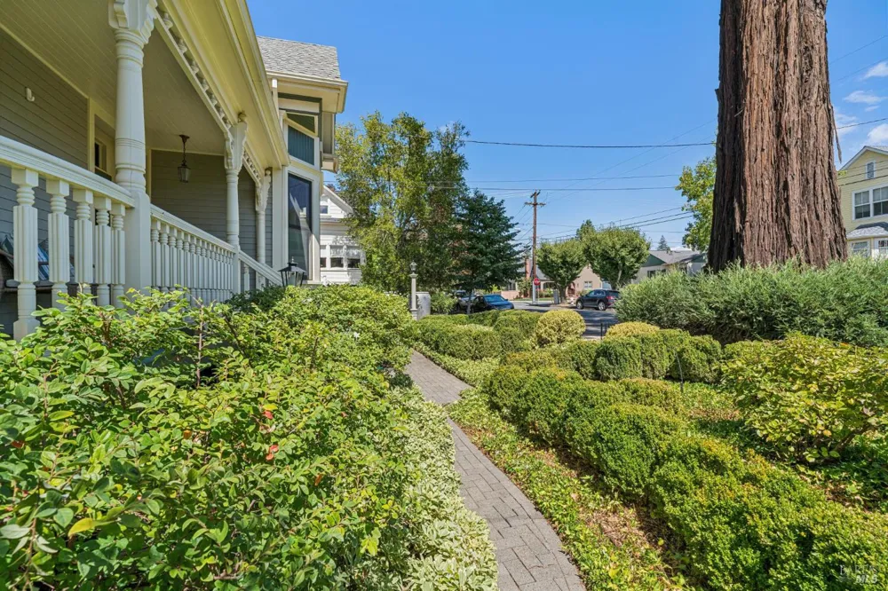325 Fitch Street Healdsburg, CA 95448