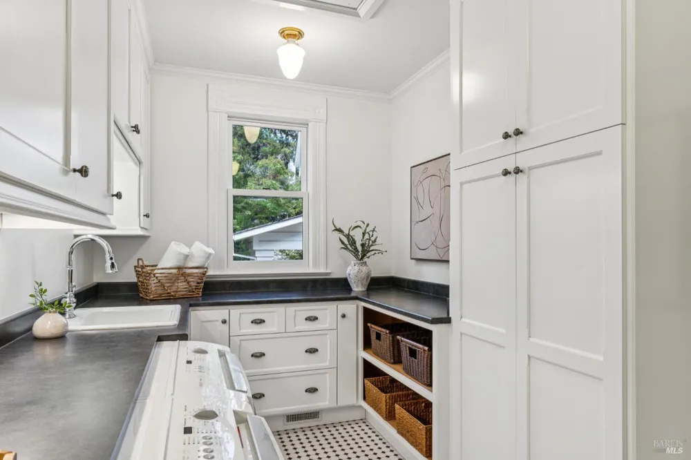 325 Fitch Street Healdsburg, CA 95448