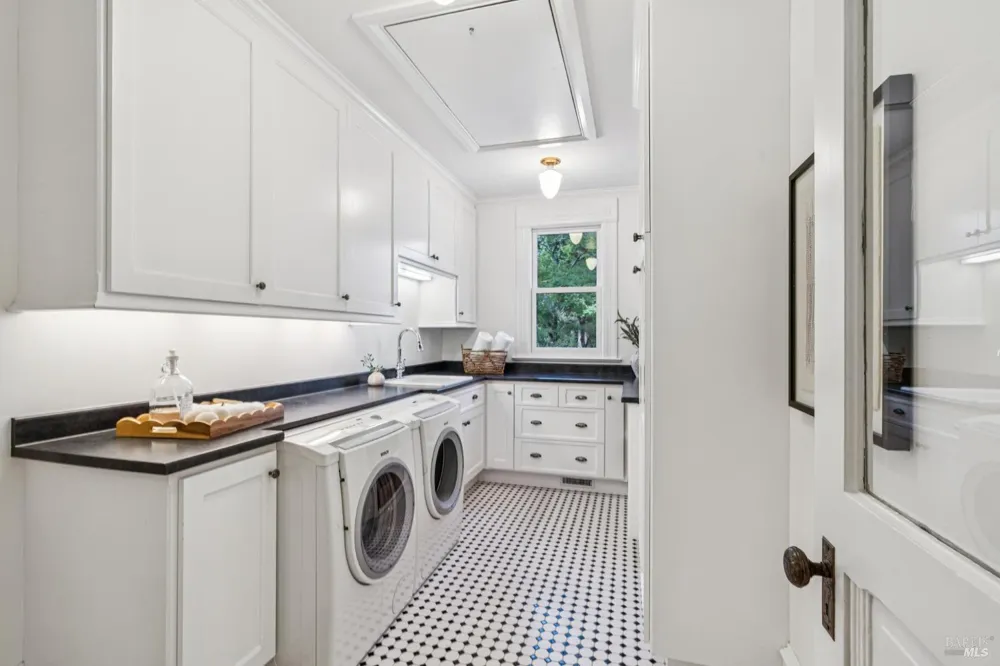 325 Fitch Street Healdsburg, CA 95448