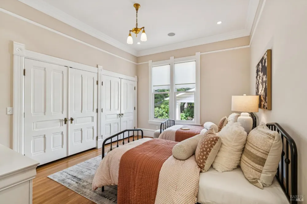 325 Fitch Street Healdsburg, CA 95448