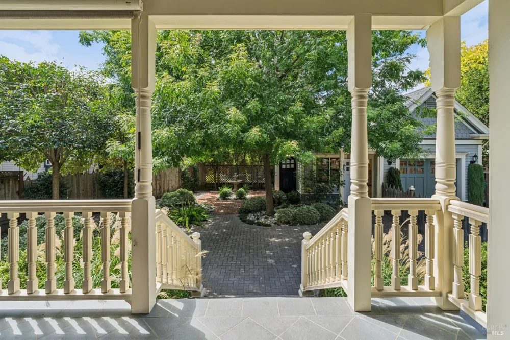 325 Fitch Street Healdsburg, CA 95448