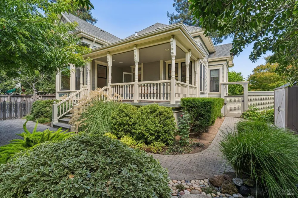 325 Fitch Street Healdsburg, CA 95448