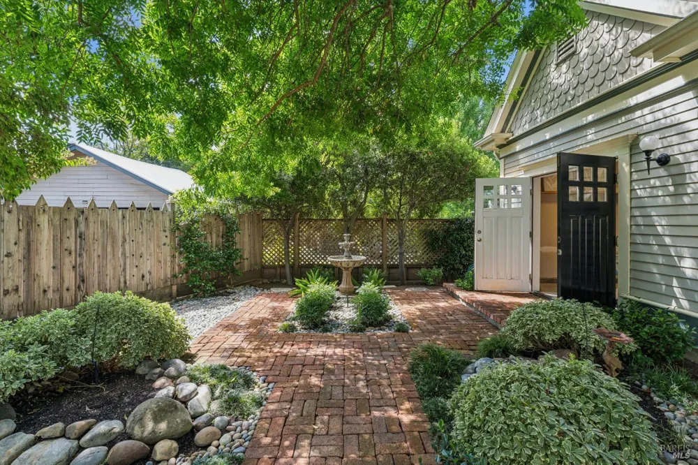 325 Fitch Street Healdsburg, CA 95448