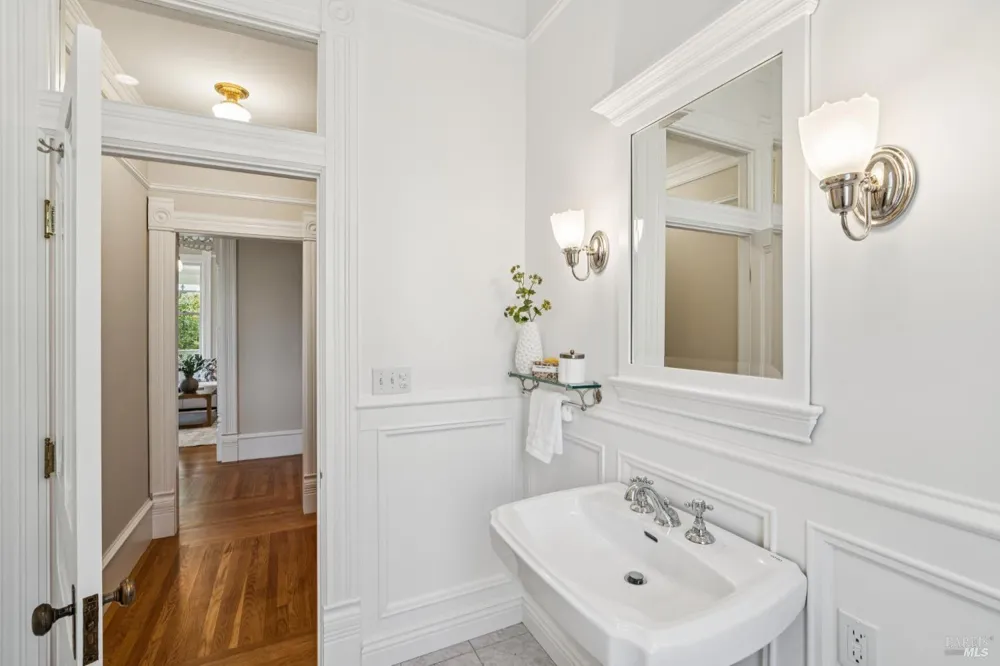 325 Fitch Street Healdsburg, CA 95448