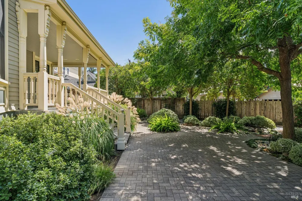 325 Fitch Street Healdsburg, CA 95448