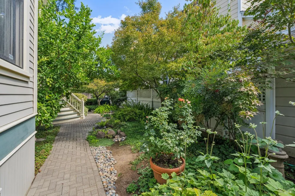 325 Fitch Street Healdsburg, CA 95448