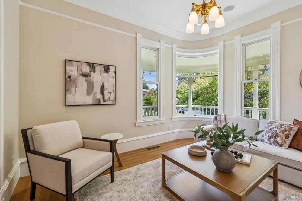 325 Fitch Street Healdsburg, CA 95448