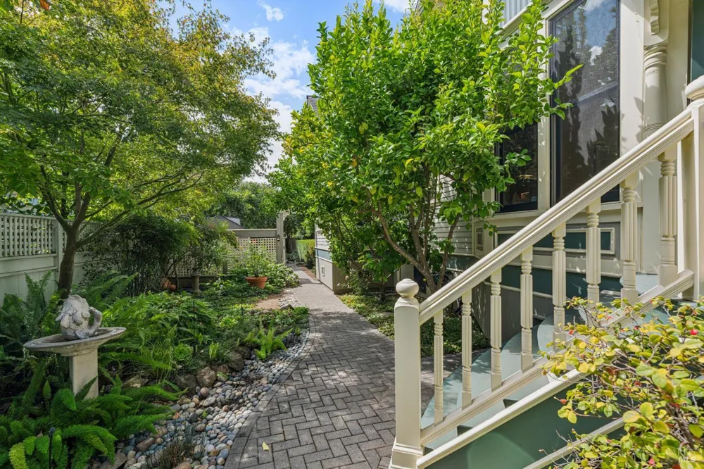 325 Fitch Street Healdsburg, CA 95448