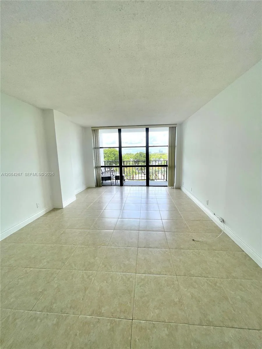 1000 Parkview Dr #527 Hallandale Beach, FL 33009