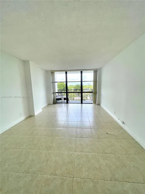 1000 Parkview Dr #527