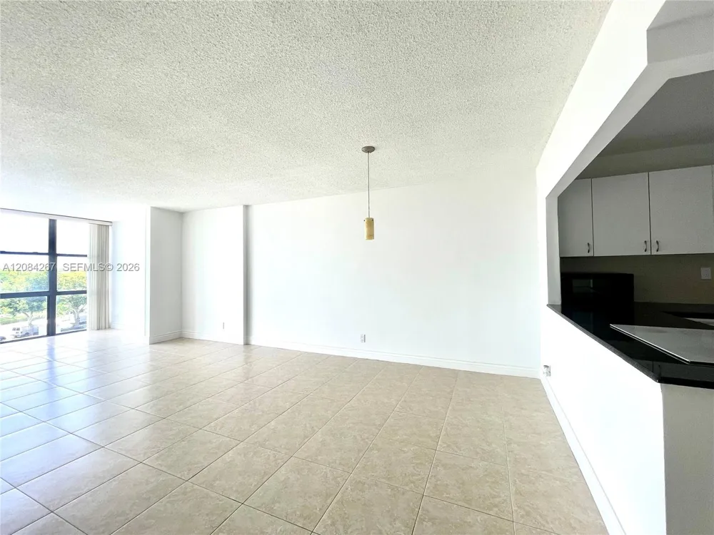 1000 Parkview Dr #527 Hallandale Beach, FL 33009