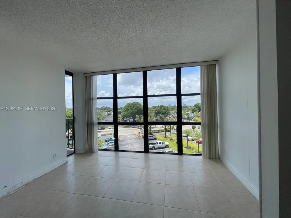 1000 Parkview Dr #527 Hallandale Beach, FL 33009