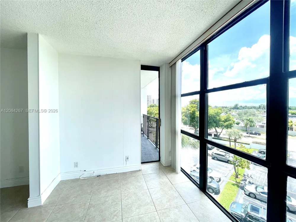 1000 Parkview Dr #527 Hallandale Beach, FL 33009