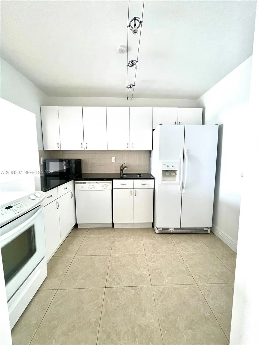 1000 Parkview Dr #527 Hallandale Beach, FL 33009