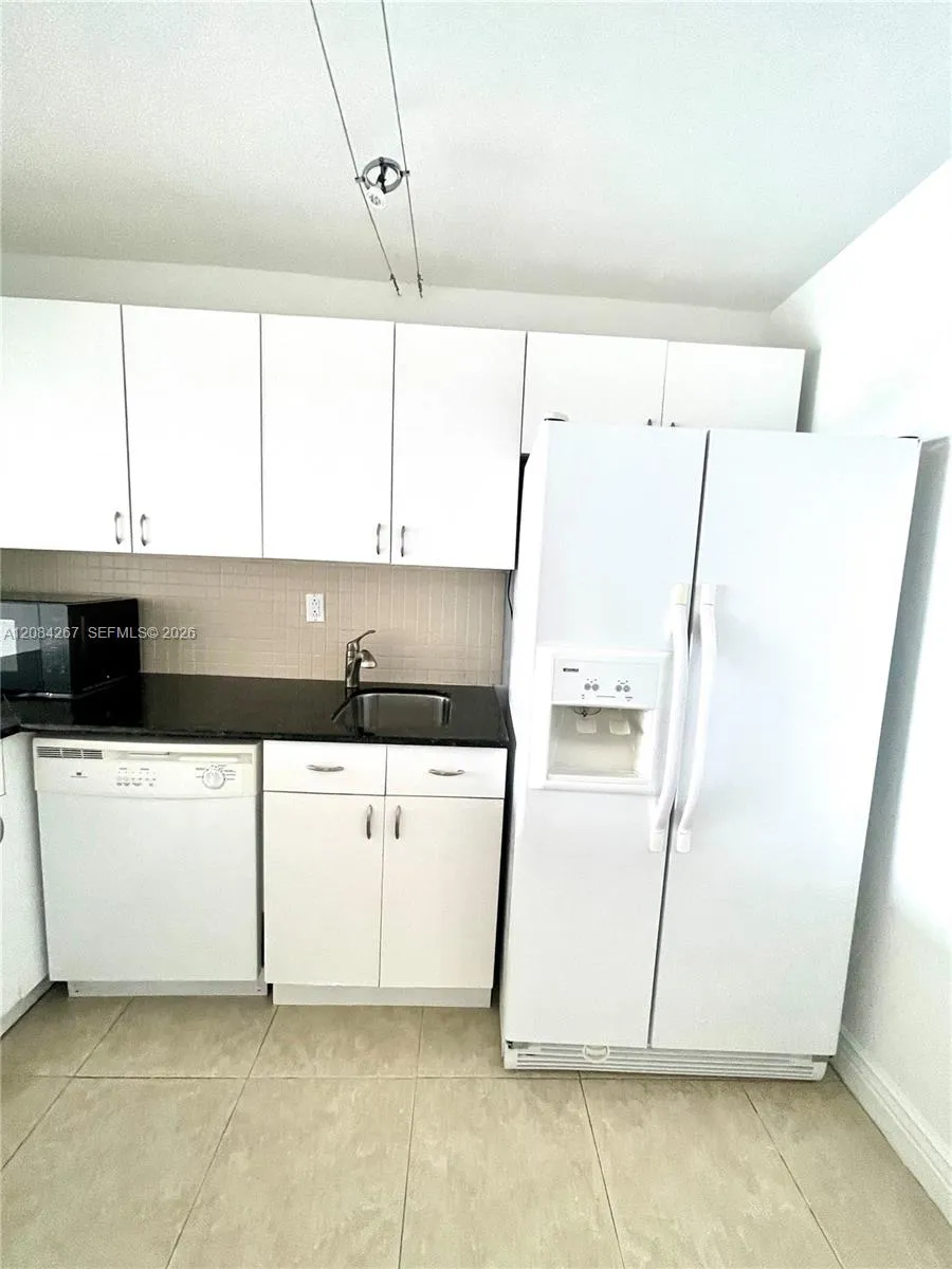1000 Parkview Dr #527 Hallandale Beach, FL 33009