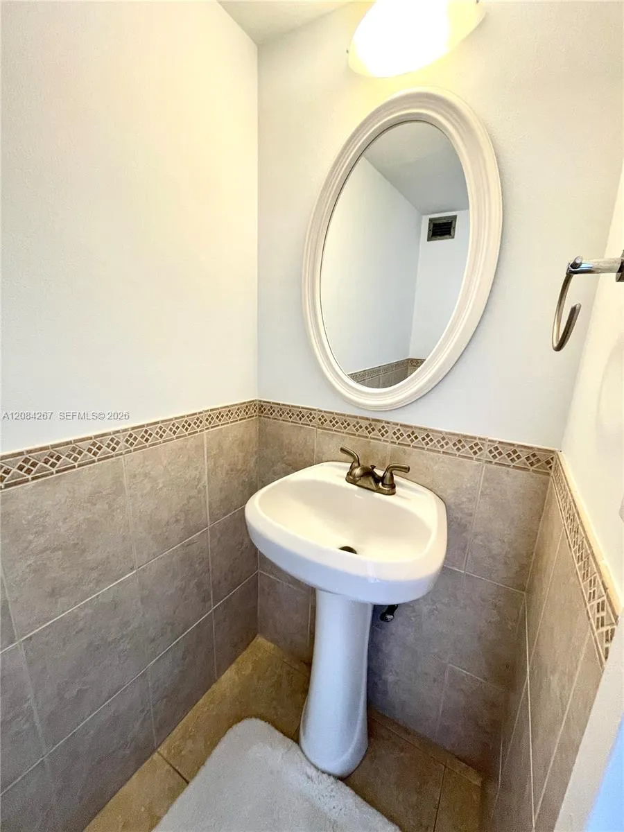 1000 Parkview Dr #527 Hallandale Beach, FL 33009
