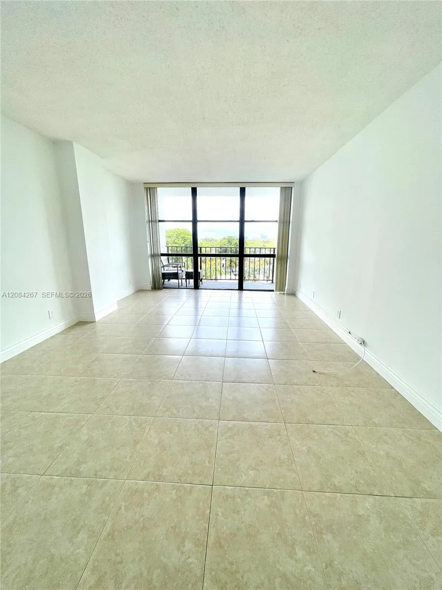 1000 Parkview Dr #527 Hallandale Beach, FL 33009
