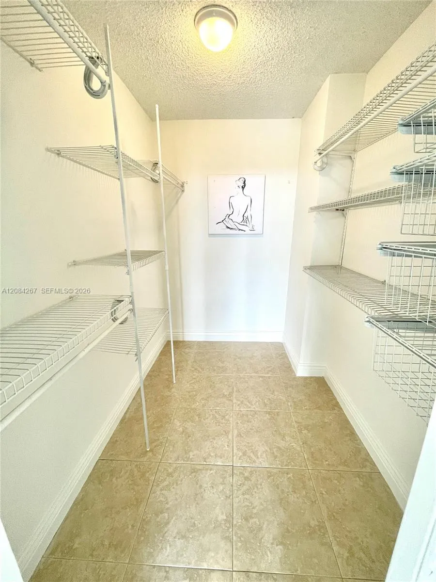 1000 Parkview Dr #527 Hallandale Beach, FL 33009