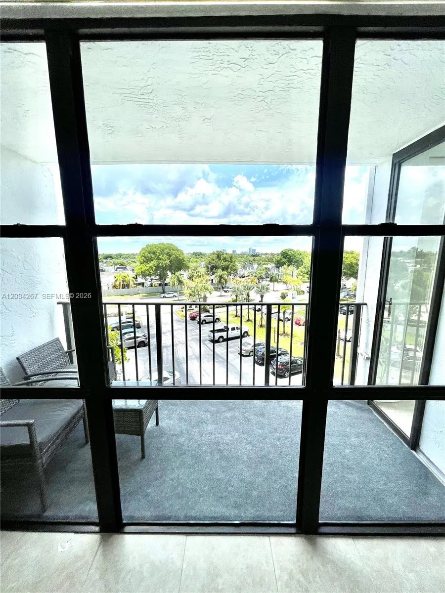 1000 Parkview Dr #527 Hallandale Beach, FL 33009
