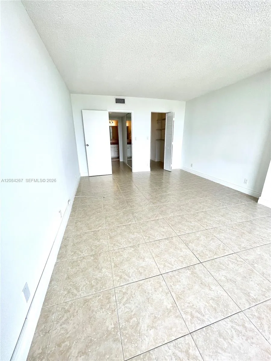 1000 Parkview Dr #527 Hallandale Beach, FL 33009