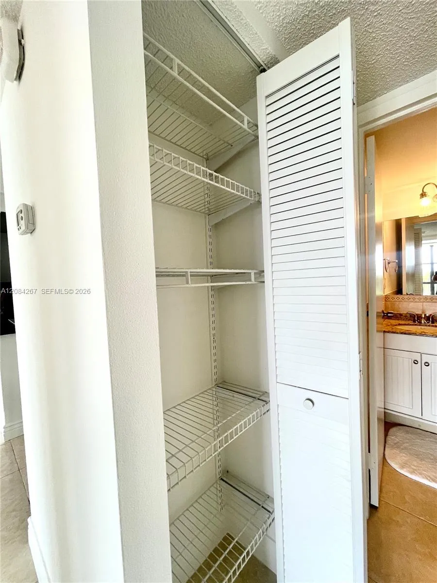 1000 Parkview Dr #527 Hallandale Beach, FL 33009