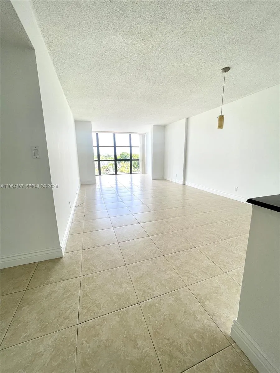 1000 Parkview Dr #527 Hallandale Beach, FL 33009