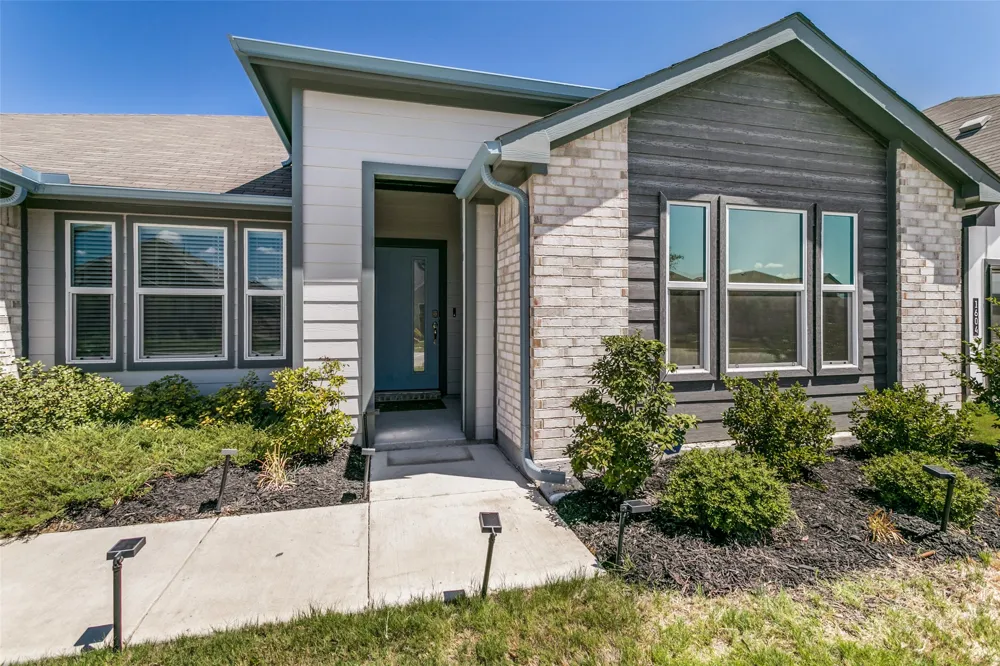 1608 Central Park Drive Alvarado, TX 76009