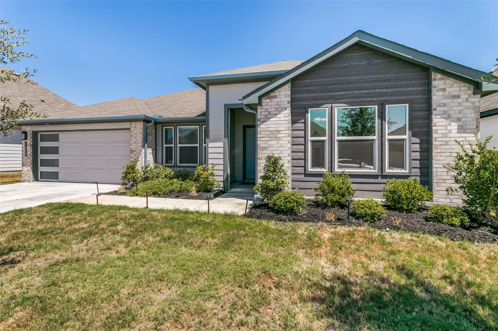 1608 Central Park Drive Alvarado, TX 76009