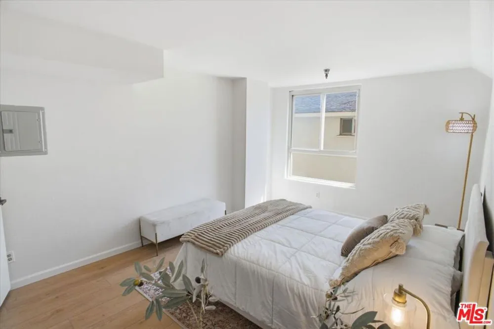 5143 Bakman Avenue #203 Los Angeles, CA 91601