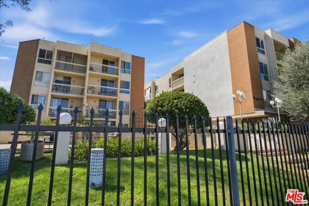 5143 Bakman Avenue #203 Los Angeles, CA 91601