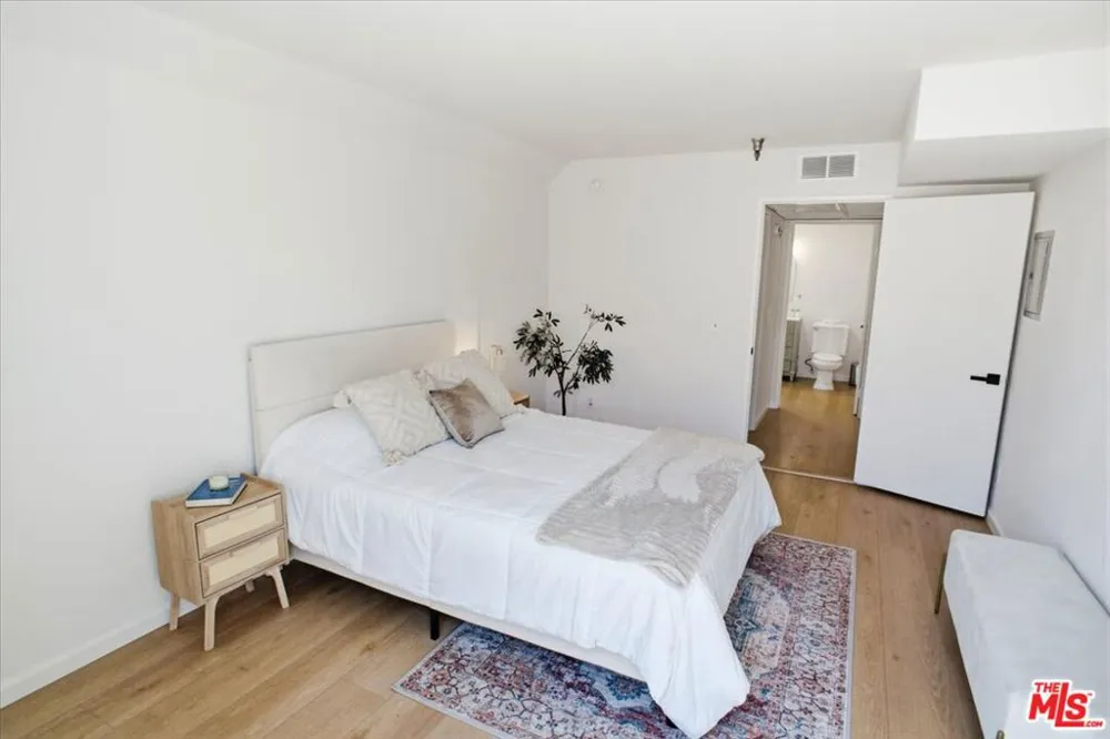 5143 Bakman Avenue #203 Los Angeles, CA 91601