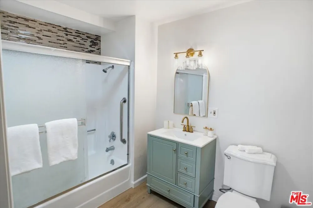 5143 Bakman Avenue #203 Los Angeles, CA 91601