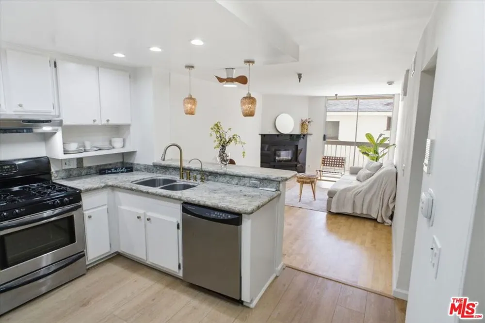 5143 Bakman Avenue #203 Los Angeles, CA 91601