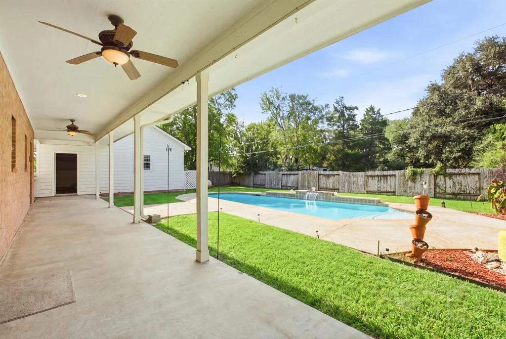 1945 Dorothy Lane Sealy, TX 77474