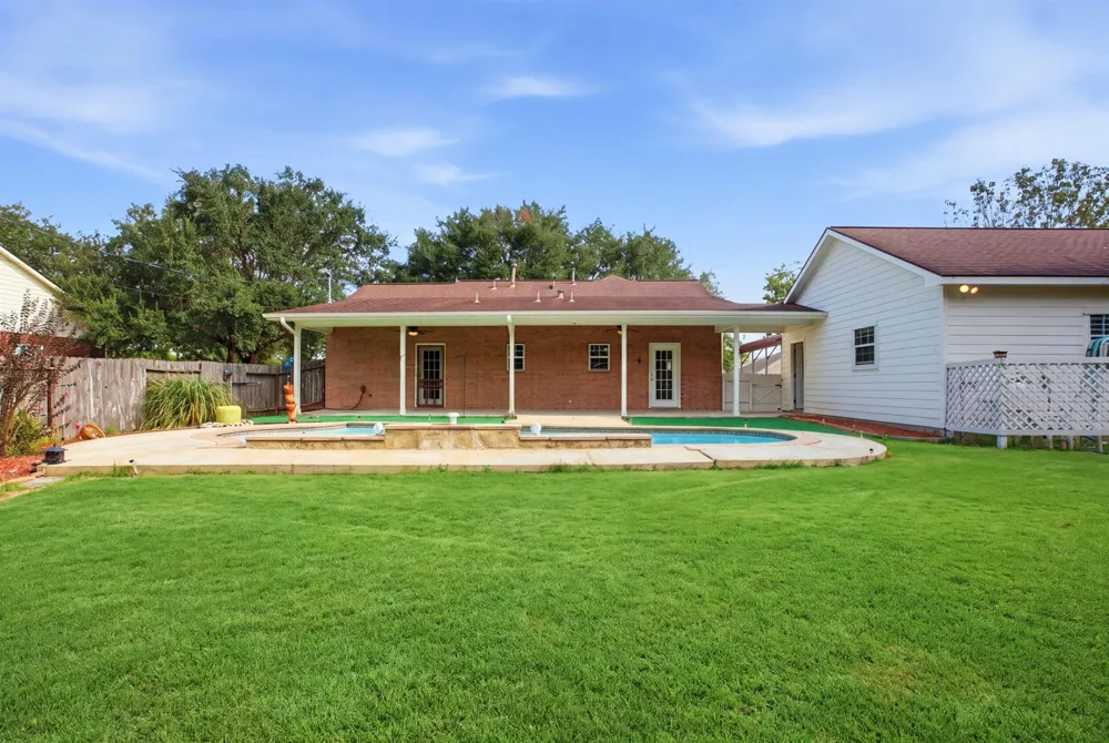 1945 Dorothy Lane Sealy, TX 77474