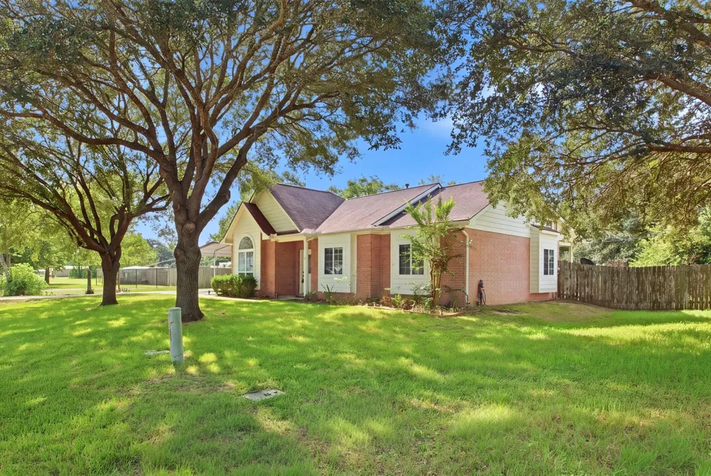 1945 Dorothy Lane Sealy, TX 77474