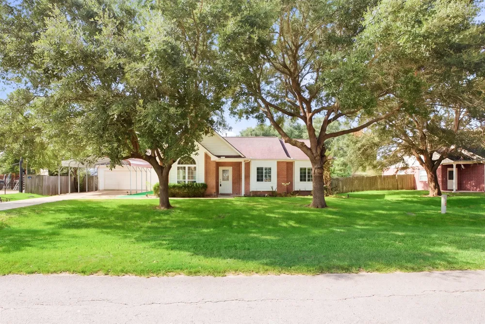 1945 Dorothy Lane Sealy, TX 77474