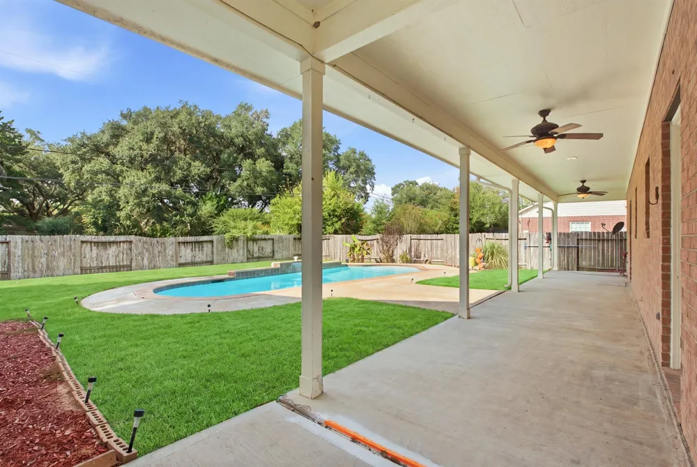 1945 Dorothy Lane Sealy, TX 77474