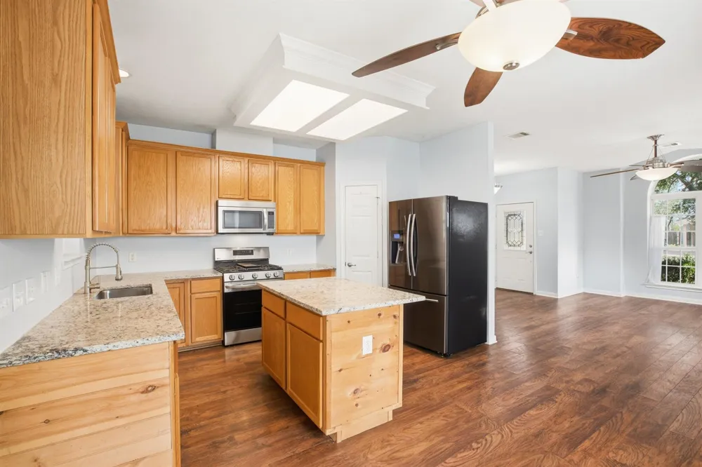 1945 Dorothy Lane Sealy, TX 77474