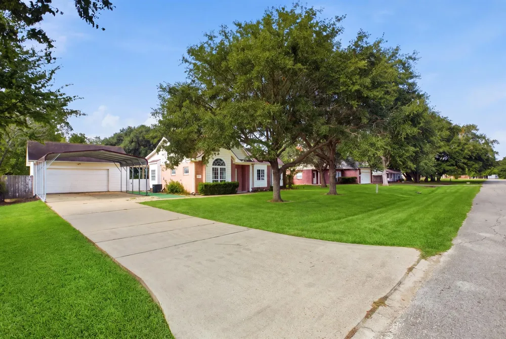 1945 Dorothy Lane Sealy, TX 77474